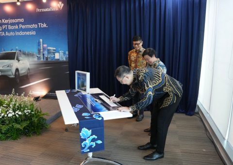 Jerry Huang, Managing Director PT NETA Auto Indonesia, menandatangani kesepakatan kerjasama dengan PermataBank terkait fasilitas pembiayaan untuk dealer (Dealer Financing).