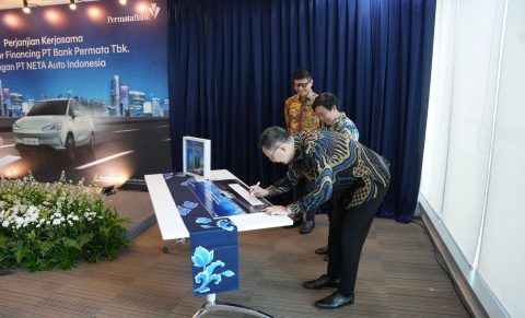 Jerry Huang, Managing Director PT NETA Auto Indonesia, menandatangani kesepakatan kerjasama dengan PermataBank terkait fasilitas pembiayaan untuk dealer (Dealer Financing).