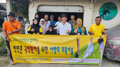 Natalina dan Siti Nurbaety didampingi pembina YGP Mr.Park Man Ho.