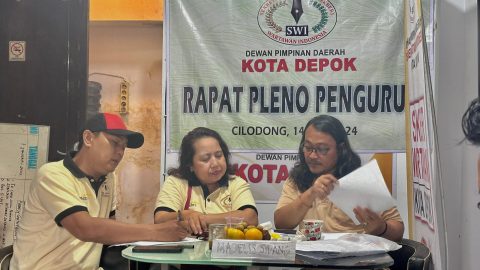 majelis sidang yang terdiri dari Ketua Riki, Sekretaris Novijati dan Ade Nopiansyah sebagai Notulen.