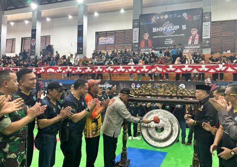 Wali Kota Depok memukul gong sebagai tanda resminya dibuka BNN CUP 2024