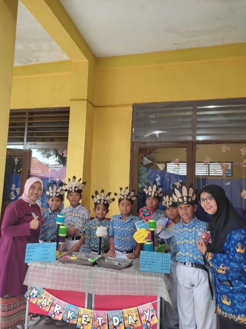 SDN Limo 3 Gelar Pasar Numerasi: Belajar Matematika Lewat Produk Daur Ulang