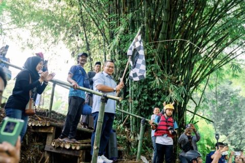 Jaga Sumber Air Baku, PT Tirta Asasta Depok Gelar Aksi Susur Sungai Ciliwung